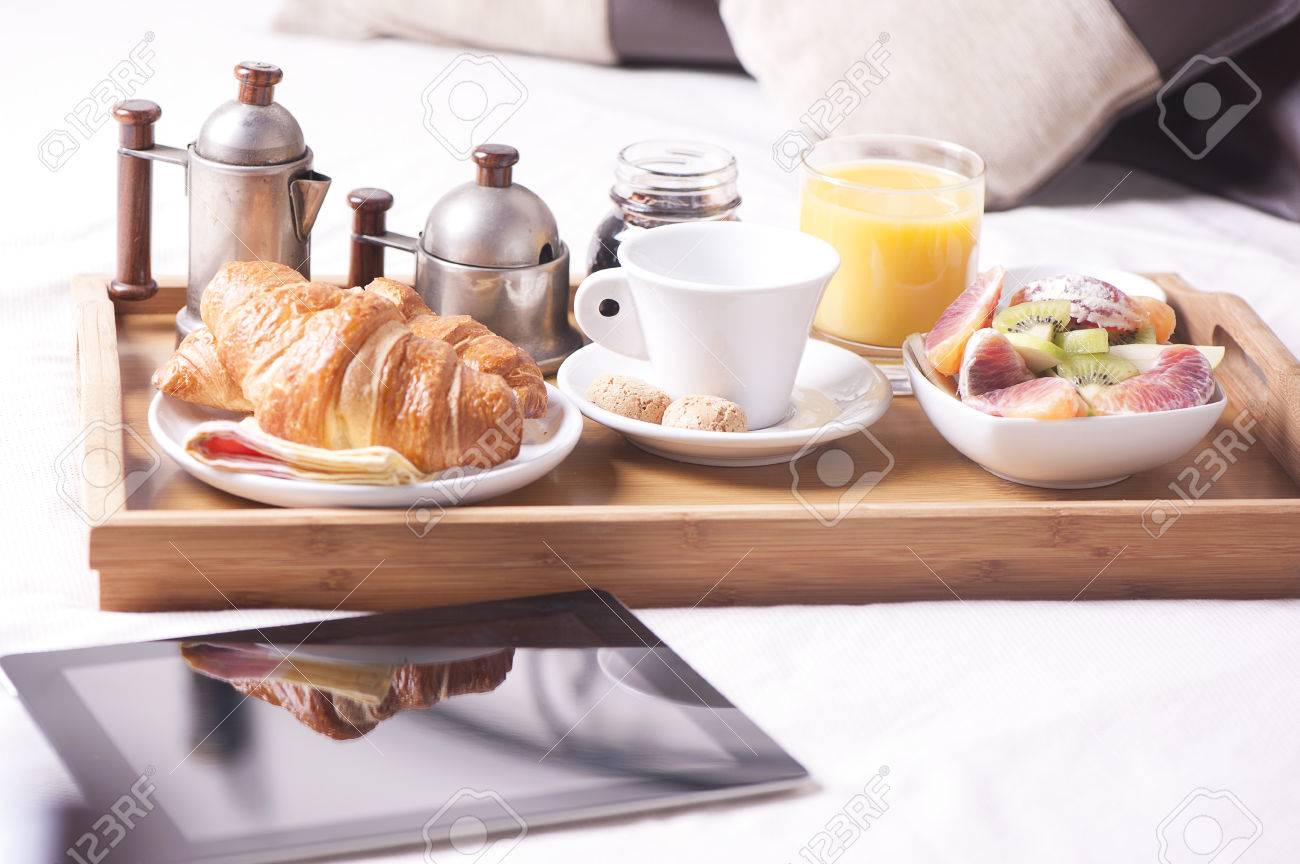 Fruhstuck Im Bett Tablett Mit Kaffee Und Croissants Lizenzfreie Fotos Bilder Und Stock Fotografie Image 53162344