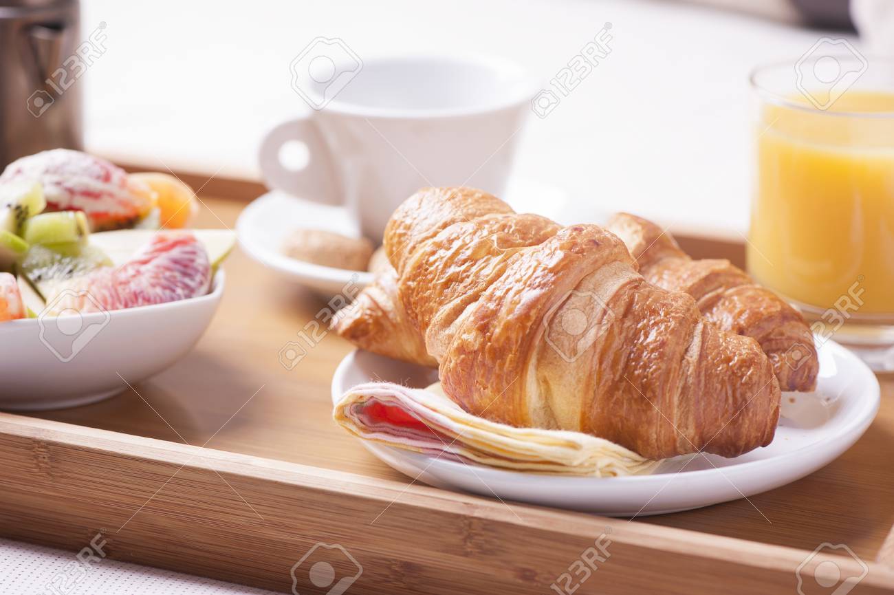 Fruhstuck Im Bett Tablett Mit Kaffee Croissants Und Obst Lizenzfreie Fotos Bilder Und Stock Fotografie Image 53163615