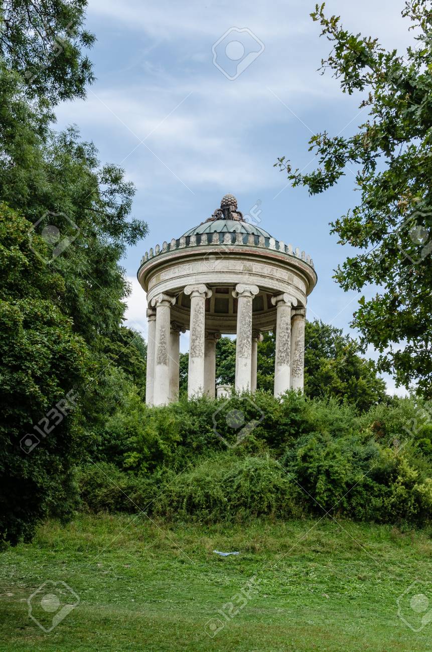 ドイツのミュンヘンの英国の庭で Monopteros の古代寺院 の写真素材 画像素材 Image