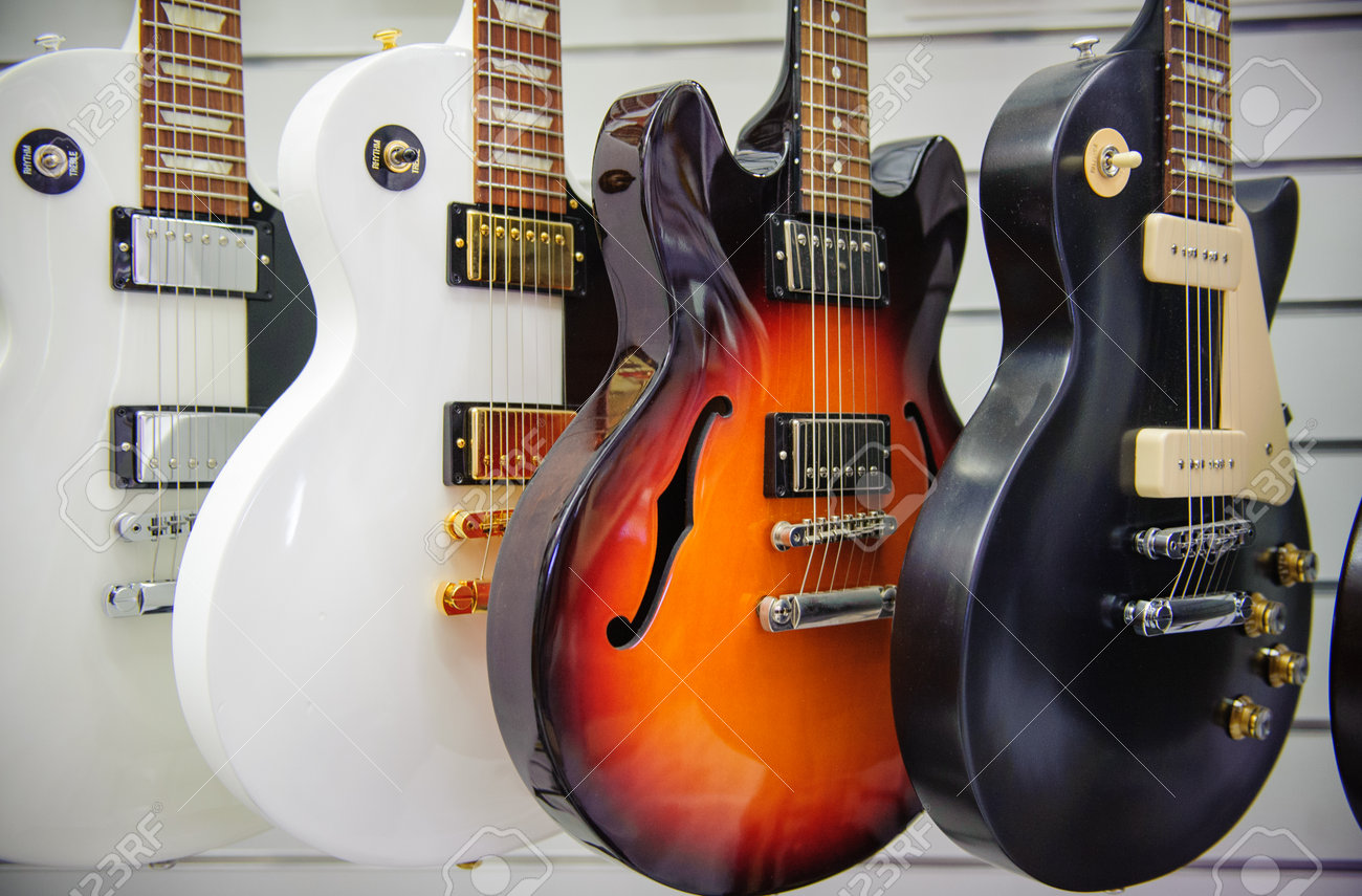 ローマ イタリア 16 年 9 月 日 ギブソン レスポール エレキギター ブラック ホワイト サンバーストの店のショールームは 詳細を本体色します の写真素材 画像素材 Image