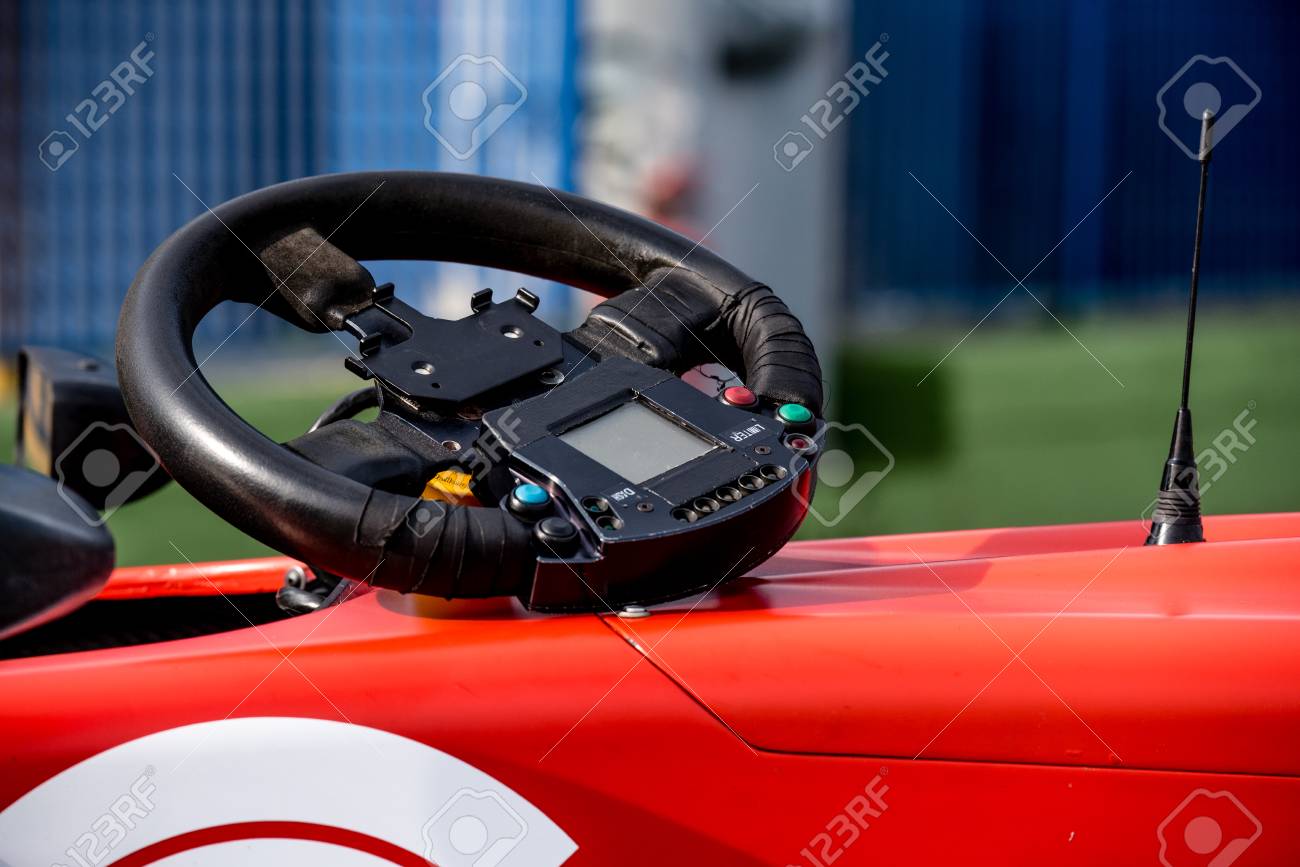 一人乗りフォーミュラカー車ステアリング ホイール コックピット詳細 の写真素材 画像素材 Image