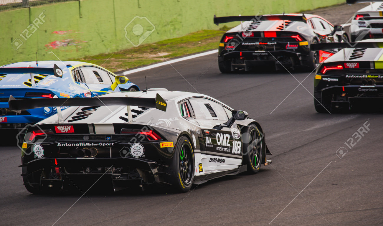 イタリア バレルンガ 17 年 9 月 24 日アスファルトの上車のモーター スポーツ ランボルギーニ Huracan グループをラウンド レース開始裏面ビューで追跡します の写真素材 画像素材 Image イタリア バレルンガ 17 年 9 月 24 日アスファルトの上車のモーター スポーツ ランボルギーニ Huracan グループをラウンド レース開始裏面ビューで追跡します の写真素材 画像素材 Image