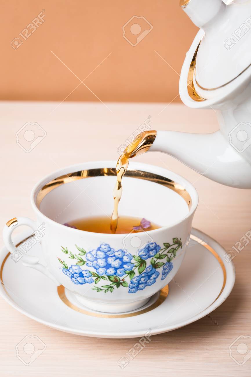 古いスタイルの磁器ポット水差しからの紅茶のカップにお茶を注ぐ の写真素材 画像素材 Image 古いスタイルの磁器ポット水差しからの紅茶のカップにお茶を注ぐ の写真素材 画像素材 Image
