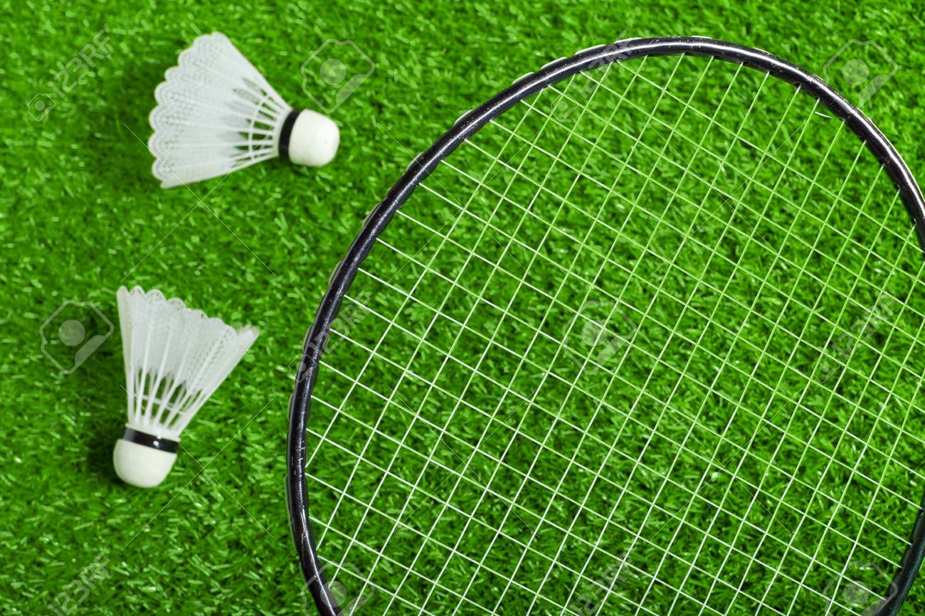 緑の芝生に羽根ではバドミントンのラケット の写真素材 画像素材 Image 緑の芝生に羽根ではバドミントンのラケット の写真素材 画像素材 Image