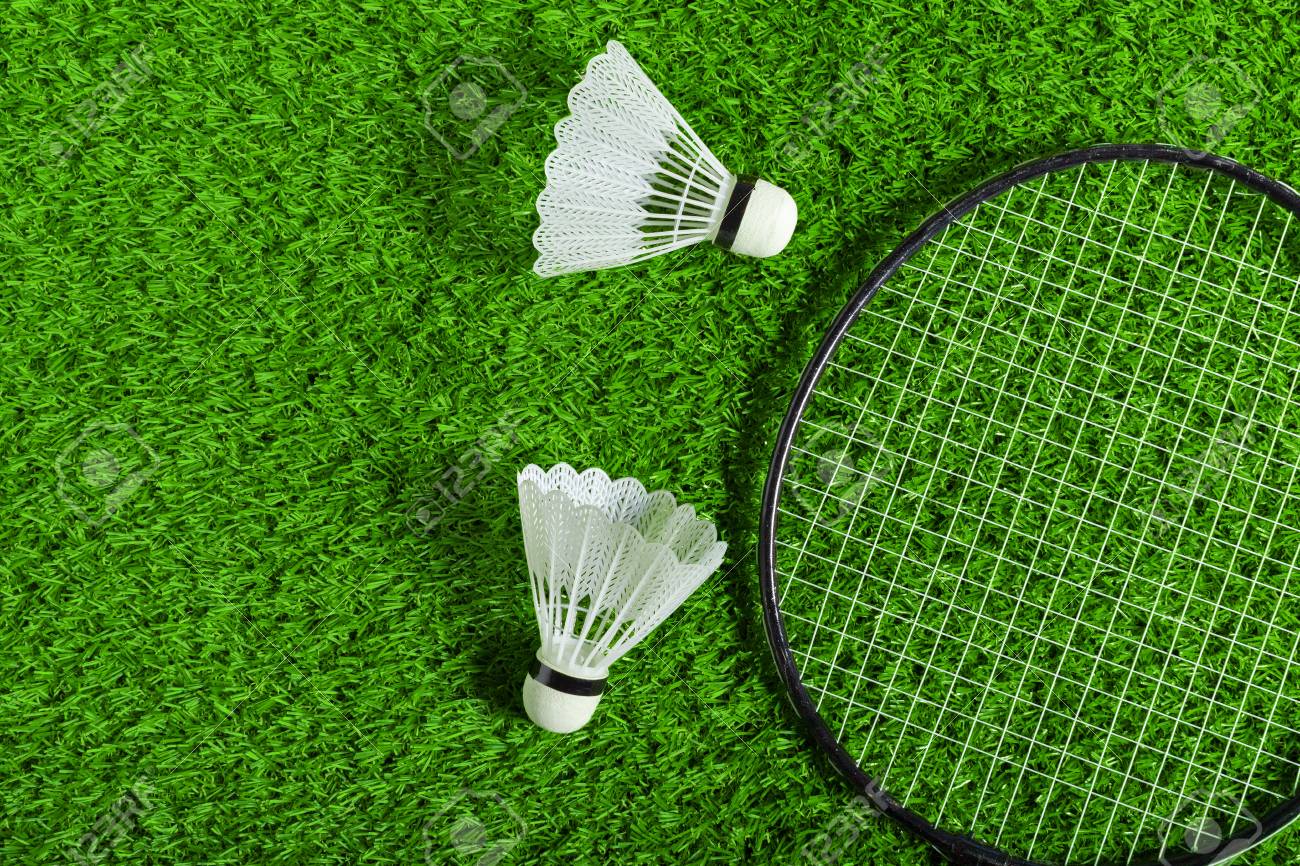 緑の芝生に羽根ではバドミントンのラケット の写真素材 画像素材 Image 緑の芝生に羽根ではバドミントンのラケット の写真素材 画像素材 Image