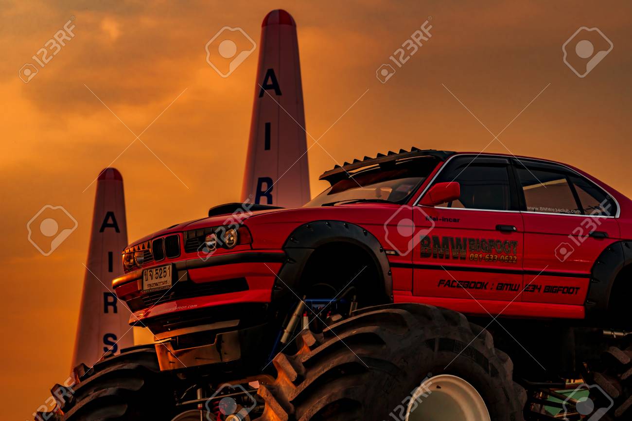 ラヨーン タイ 11 月 18 17 赤 Bmw 車 4 X 4 ビッグフット駐車空気レース 1 ワールド カップ タイ 17 年 U ウタパオ海軍基地に緑の芝生の上 の写真素材 画像素材 Image