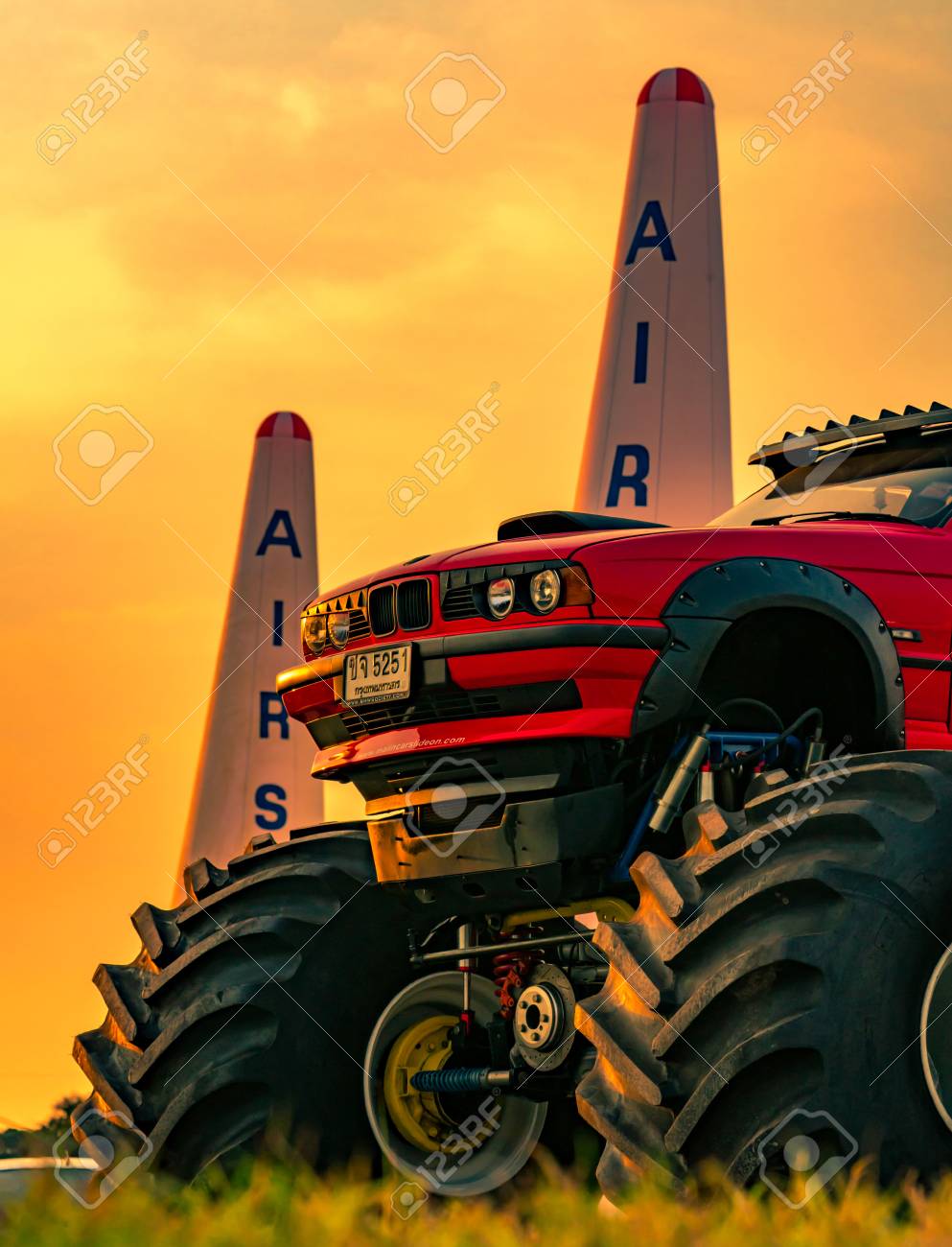 ラヨーン タイ 11 月 18 17 赤 Bmw 車 4 X 4 ビッグフット駐車空気レース 1 ワールド カップ タイ 17 年 U ウタパオ海軍基地に緑の芝生の上 の写真素材 画像素材 Image