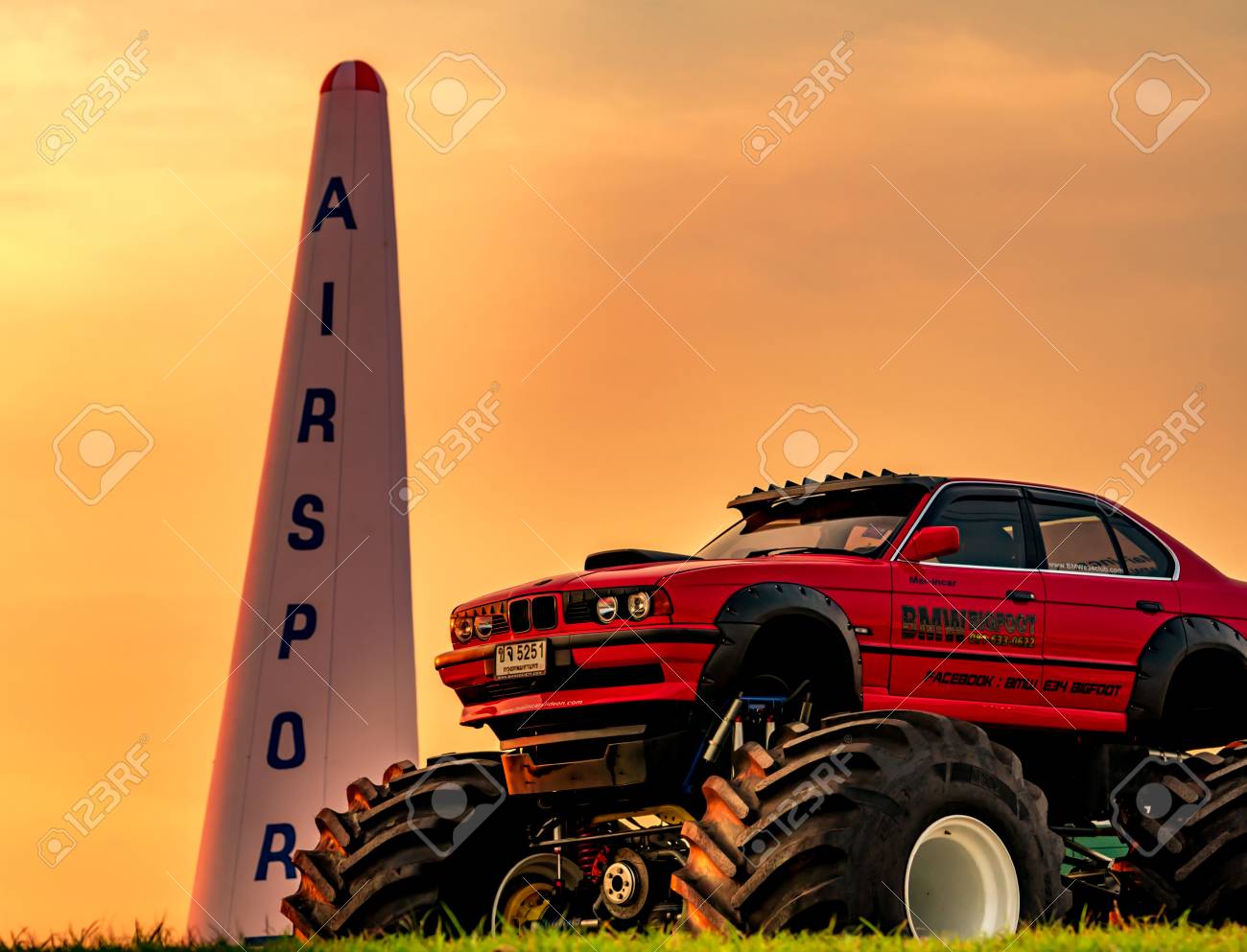 ラヨーン タイ 11 月 18 17 赤 Bmw 車 4 X 4 ビッグフット駐車空気レース 1 ワールド カップ タイ 17 年 U ウタパオ海軍基地に緑の芝生の上 の写真素材 画像素材 Image