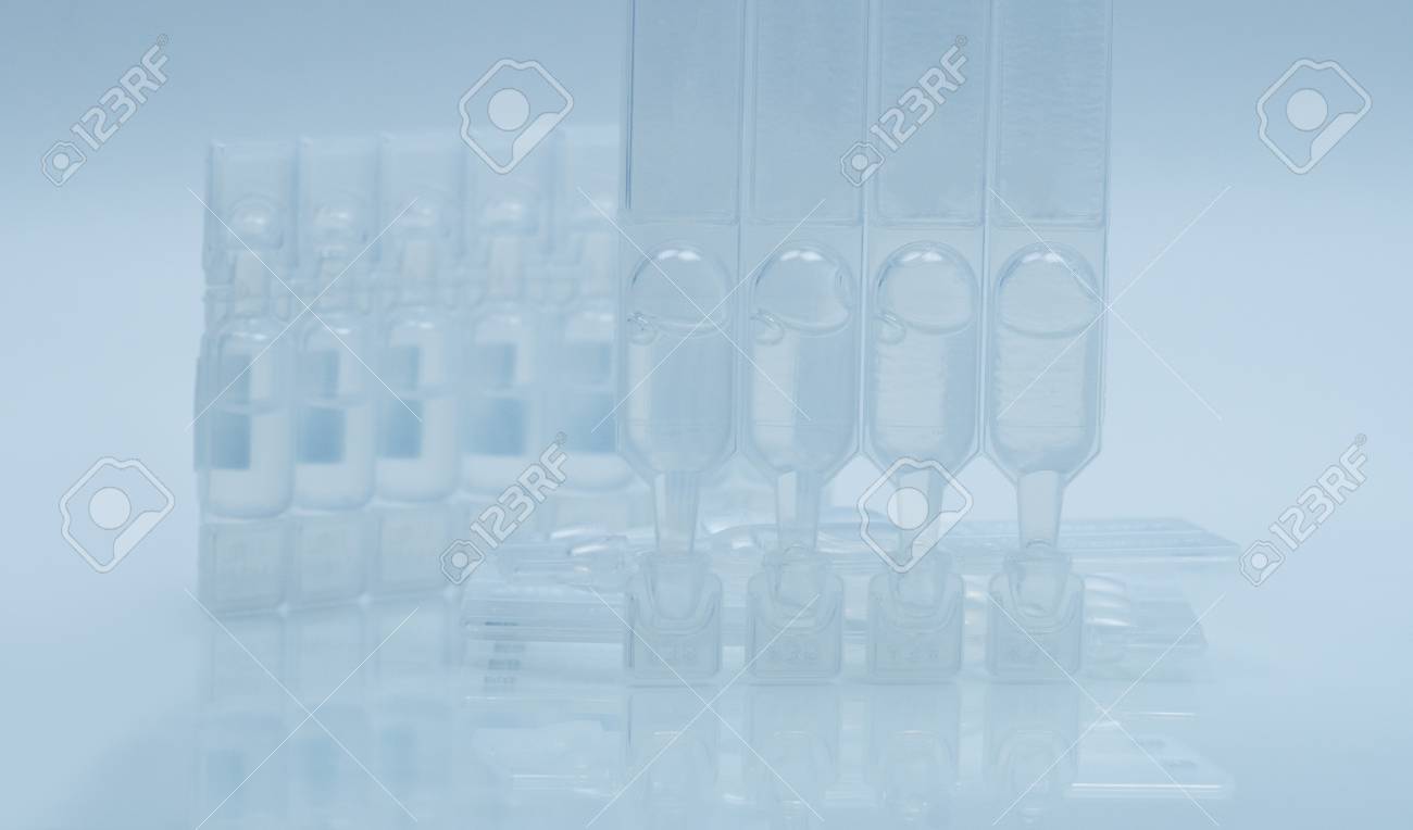 1日の人工涙剤は 再閉入可能な多用量バイアルを使用して包装容器を使用します 防腐剤フリーの潤滑剤点眼薬 の写真素材 画像素材 Image