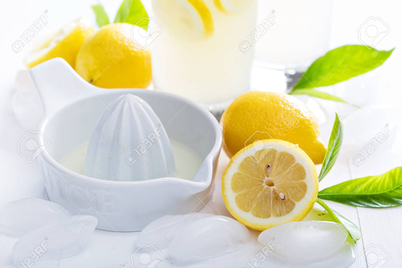 Faire De La Limonade Maison Avec Presse agrumes En Céramique Faire De La Limonade Maison Avec Presse agrumes En Céramique