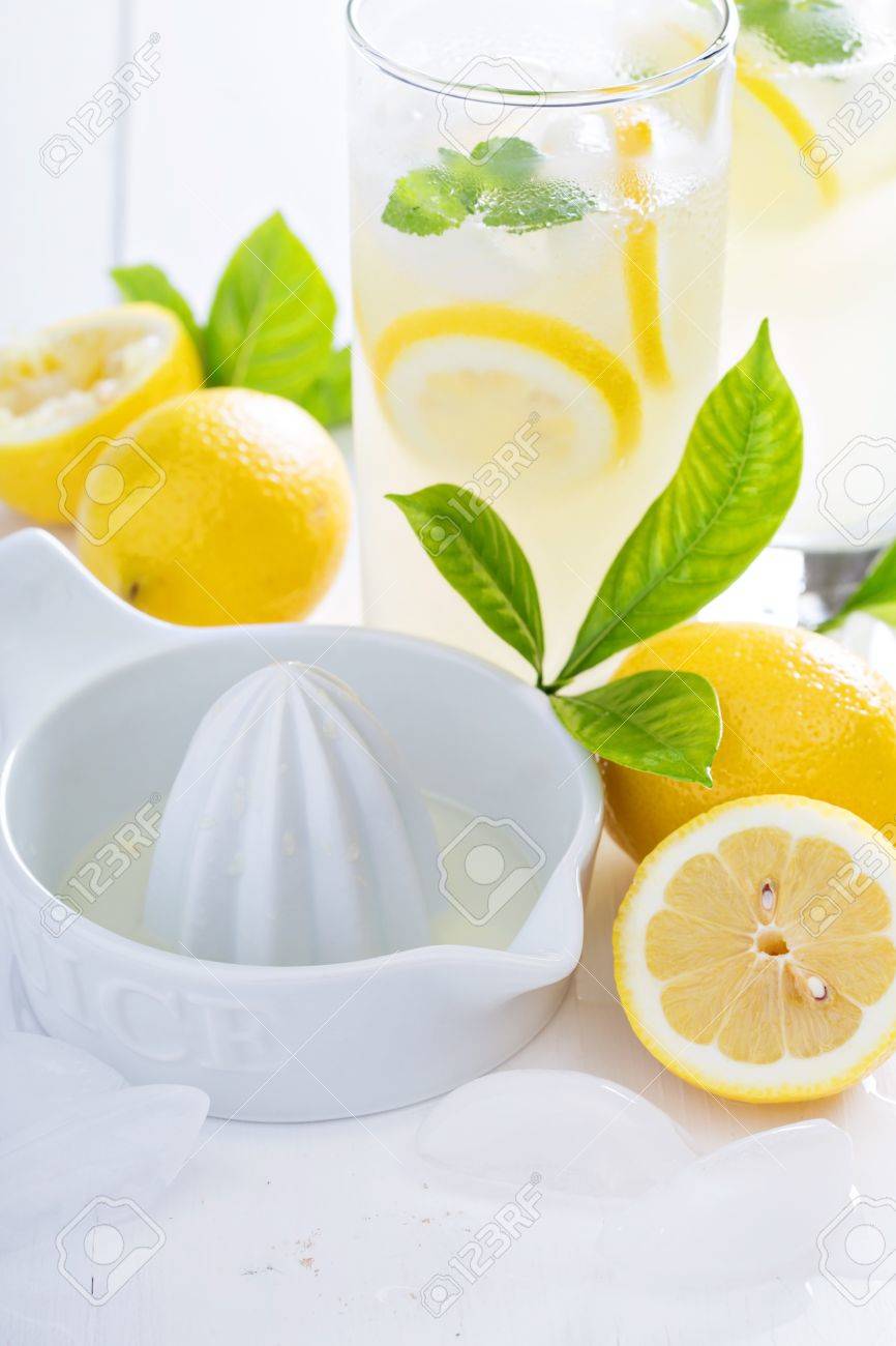 Faire De La Limonade Maison Avec Presse agrumes En Céramique Faire De La Limonade Maison Avec Presse agrumes En Céramique