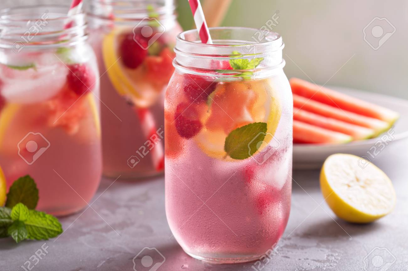 夏ドリンク スイカとシトラス レモネード瓶で の写真素材 画像素材 Image