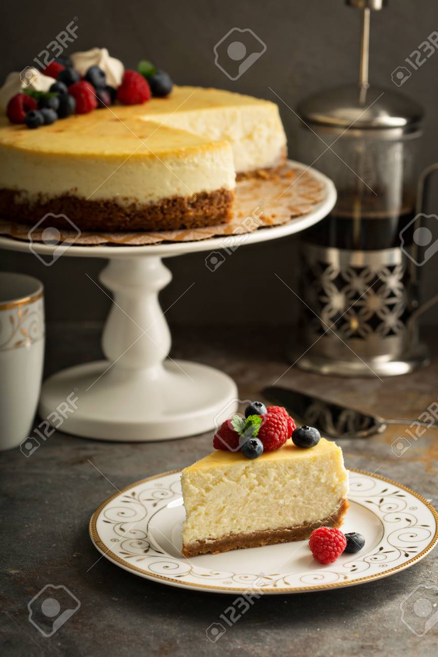 新鮮な果実で飾られたケーキ スタンドに自家製ニューヨーク チーズケーキ の写真素材 画像素材 Image 新鮮な果実で飾られたケーキ スタンドに自家製ニューヨーク チーズケーキ の写真素材 画像素材 Image