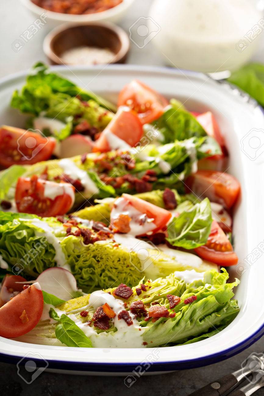 赤ちゃんのレタス チェリー トマト ベーコンのサラダをくさびし 牧場のドレッシング の写真素材 画像素材 Image