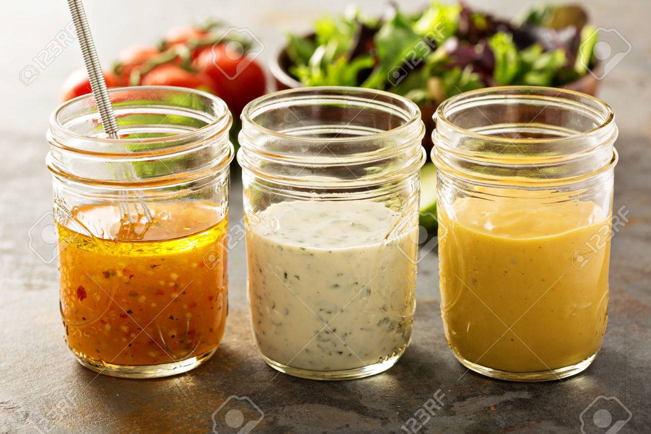 様々 な自家製ソースやドレッシングがメイソンのビネグレット ランチ ハニー マスタードを含む瓶します の写真素材 画像素材 Image