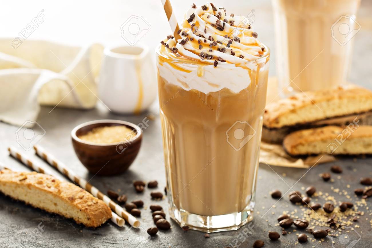アイス キャラメル ラテ コーヒー シロップとホイップ クリームを背の高いガラスの の写真素材 画像素材 Image アイス キャラメル ラテ コーヒー シロップとホイップ クリームを背の高いガラスの の写真素材 画像素材 Image