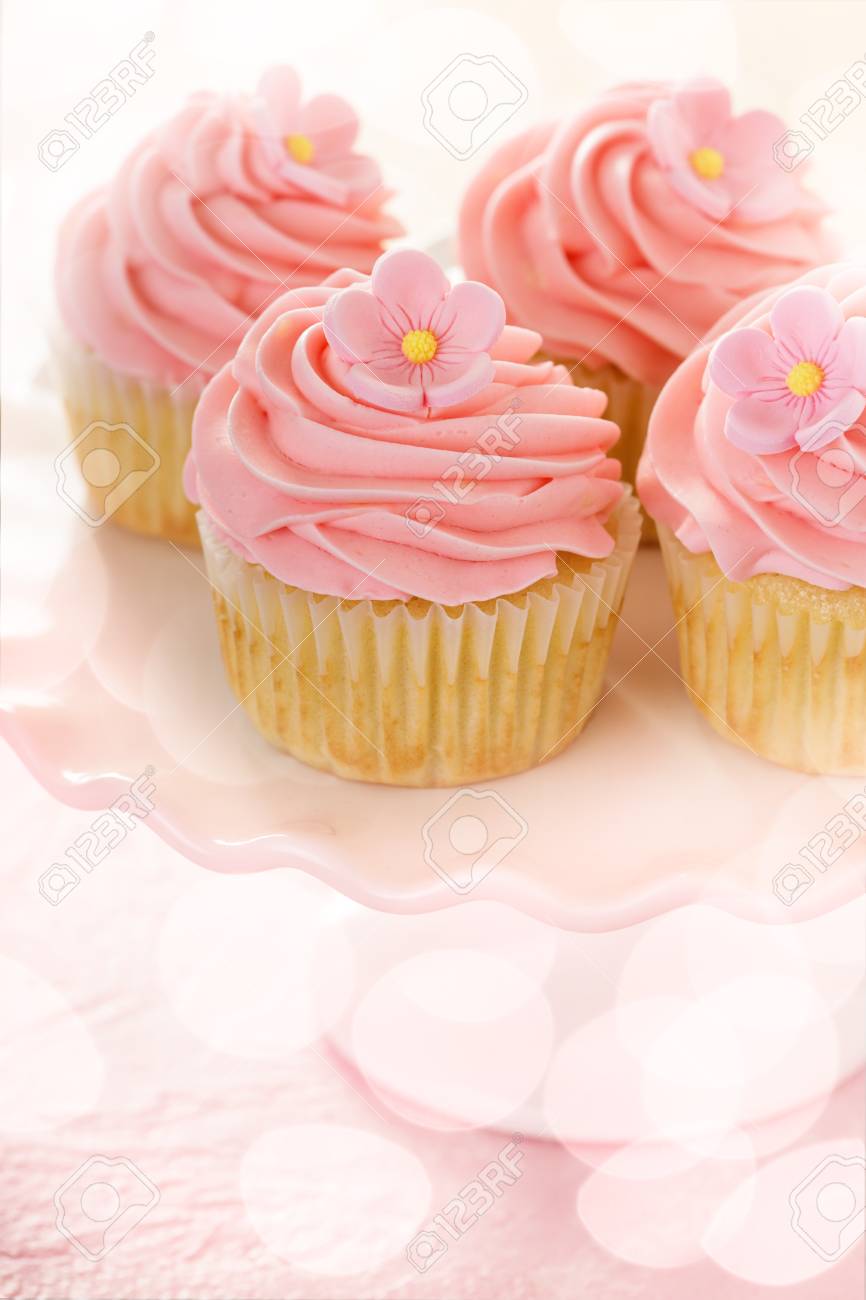 Cupcakes A La Vanille Avec Glacage A La Framboise Rose Pour Un Anniversaire De Fille Ou Une Douche De Bebe Banque D Images Et Photos Libres De Droits Image 7580 Cupcakes A La Vanille Avec Glacage A La Framboise Rose Pour Un Anniversaire De Fille Ou Une Douche De Bebe Banque D Images Et Photos Libres De Droits Image 7580