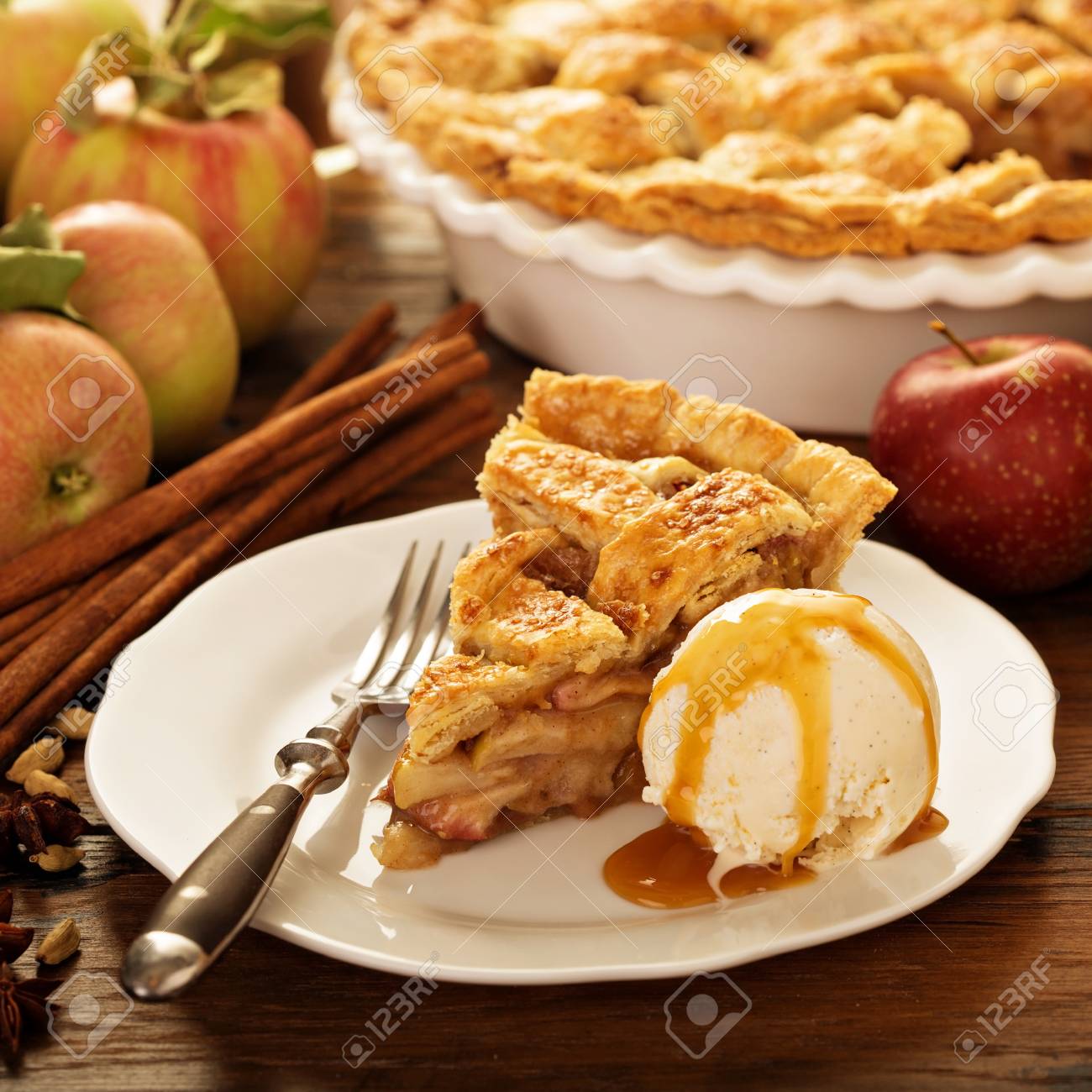 アップルパイ アイス添え板の上の部分 の写真素材 画像素材 Image