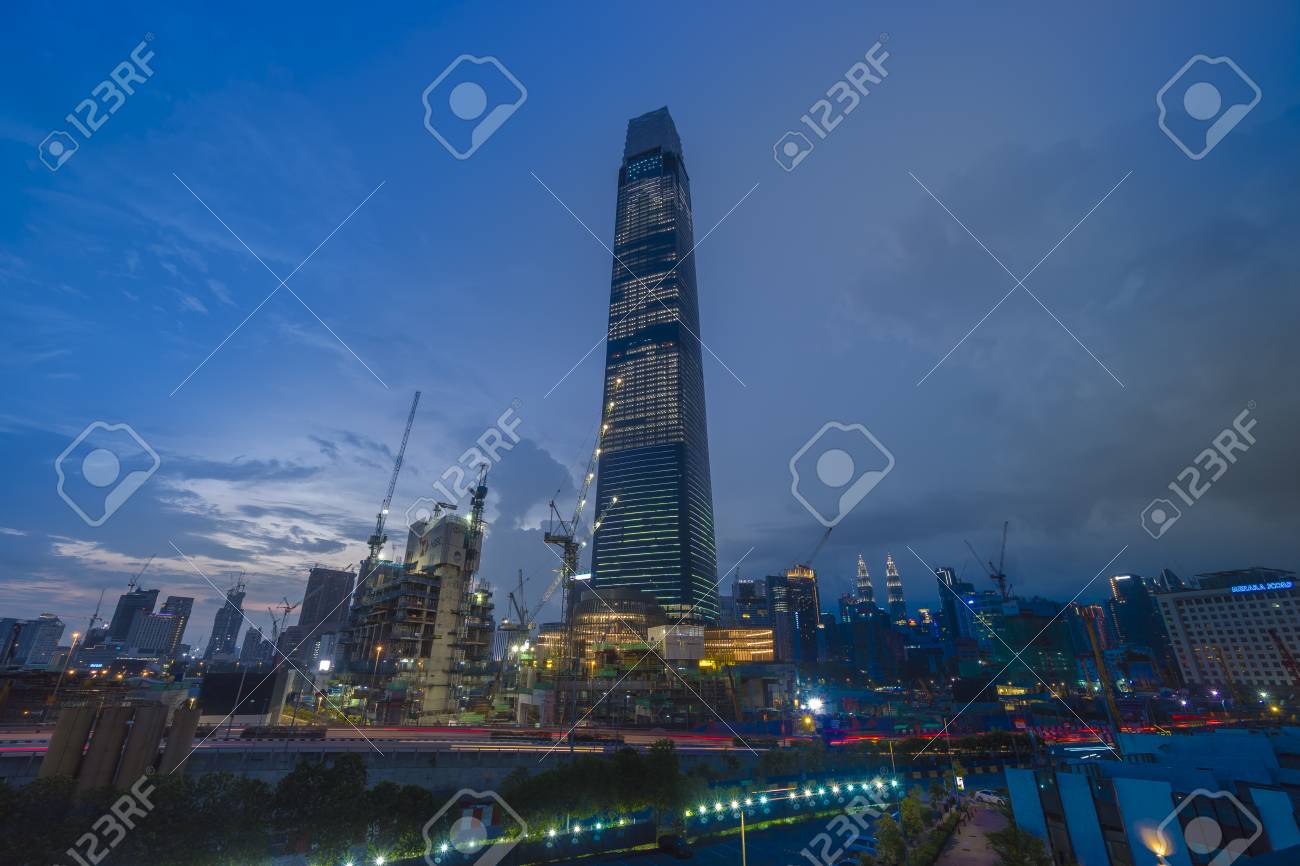 새로운 상징적인 건물 TRX Tun Razak Exchange 또는 Exchange 106 타워는 여전히 일출 동안 공사 중입니다.  로열티 무료 사진, 그림, 이미지 그리고 스톡포토그래피. Image 120229742