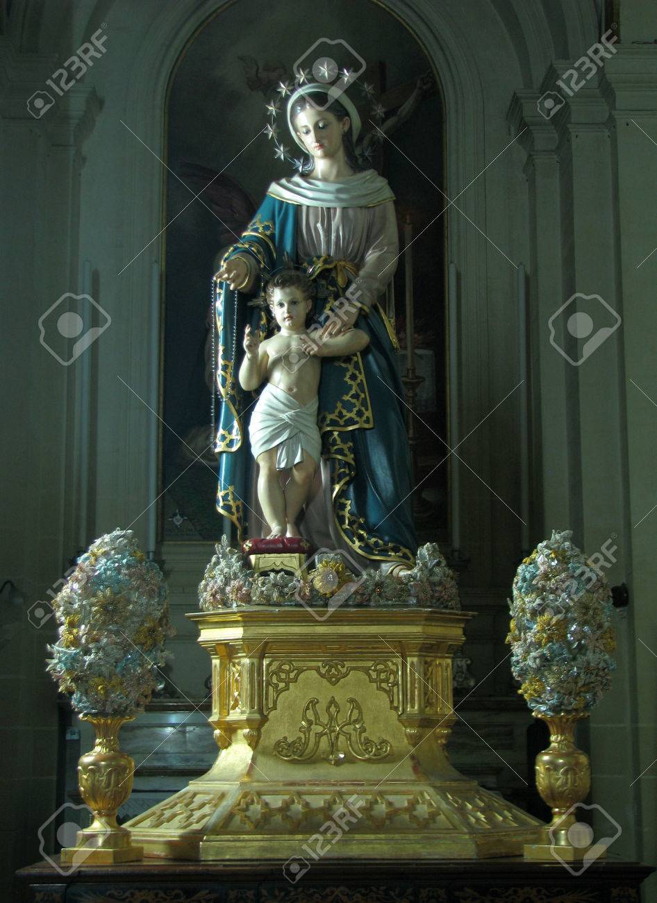 Une Statue De Notre Dame Du Rosaire A Vittoriosa Malte Banque D Images Et Photos Libres De Droits Image