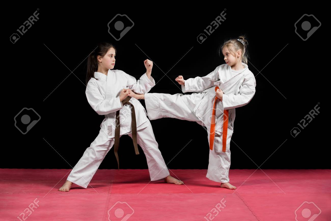 着物姿の 2 人の女の子は ペア練習の空手を訓練されています の写真素材 画像素材 Image 着物姿の 2 人の女の子は ペア練習の空手を訓練されています の写真素材 画像素材 Image