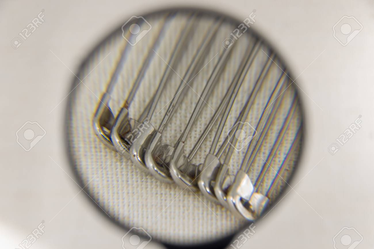 いくつかの英語のピンを虫眼鏡で拡大して表示します の写真素材 画像素材 Image