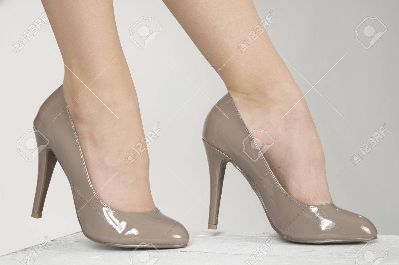 close shoes for ladies