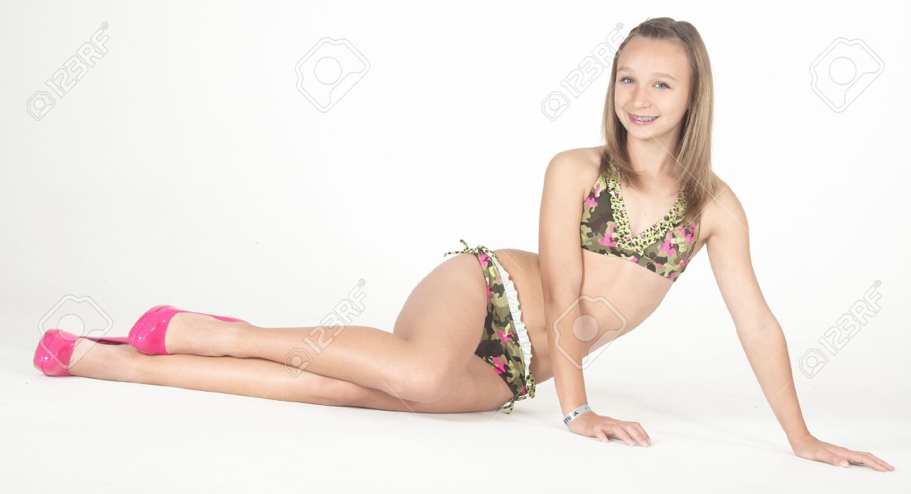 Posando En El Un Bikini Niña Y Estudio Tacones P0O8nwk