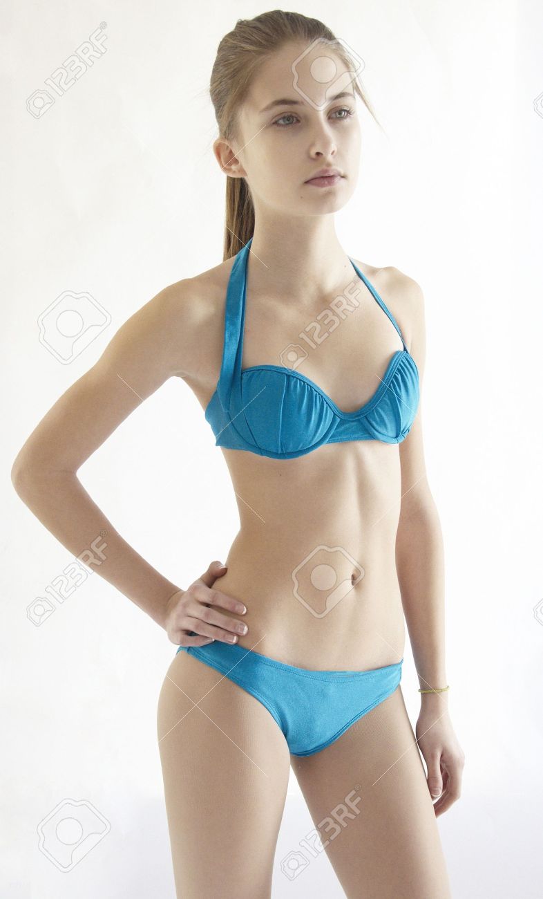 ビキニで十代の少女 の写真素材 画像素材 Image