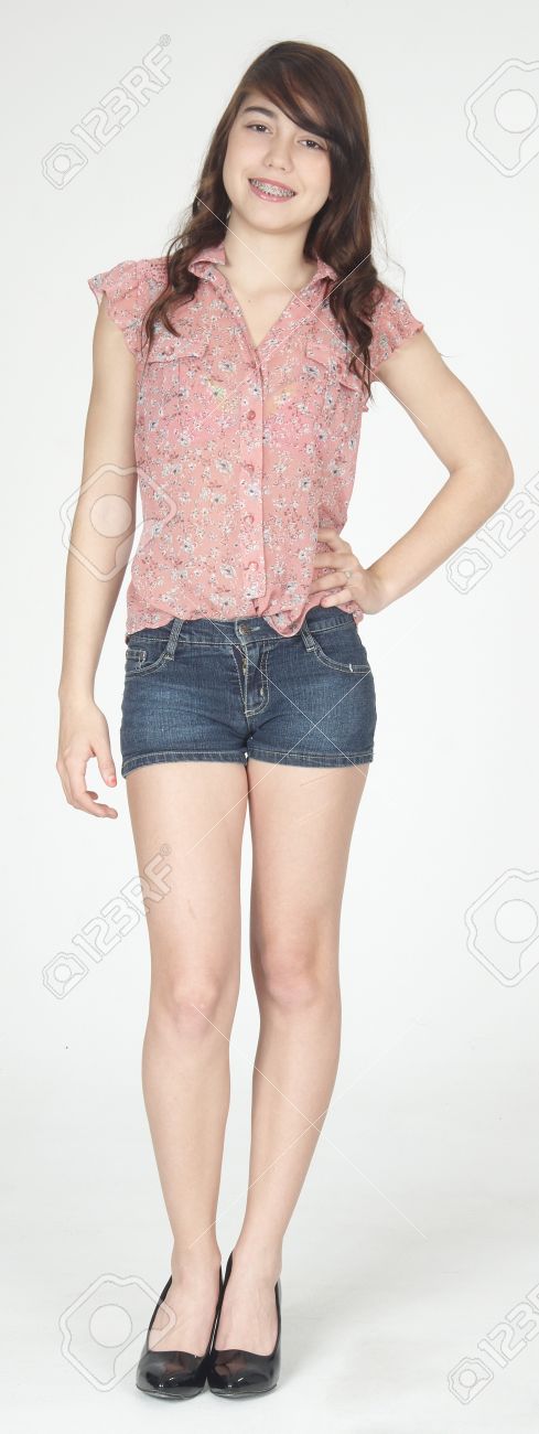 Adolescente Hispánica Que Presenta En Pantalones Cortos De Jean Y Tacones Fotos, Retratos, Imágenes Y Fotografía De Archivo De Derecho. Image 22071213.