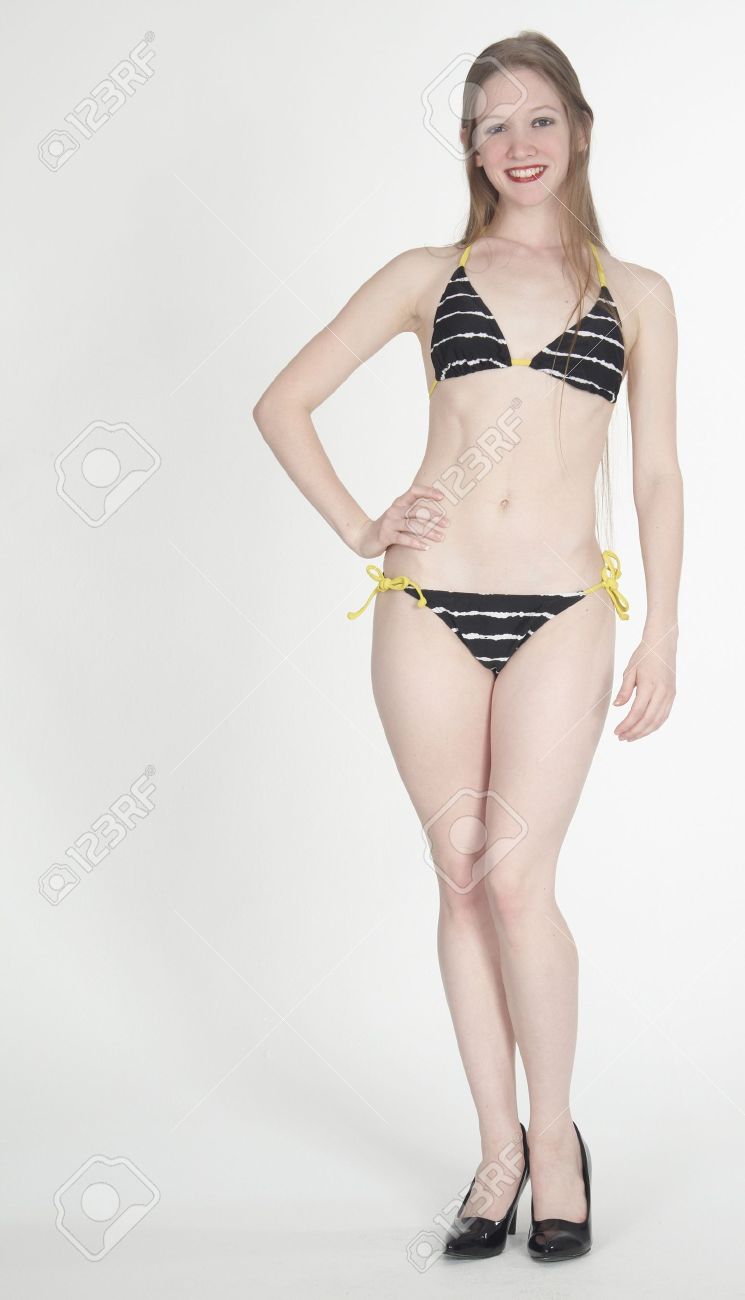 ビキニで十代の少女 の写真素材 画像素材 Image