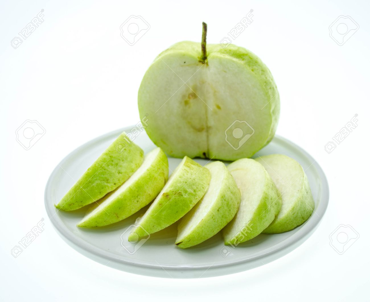 グアバの部分にカットされたフルーツをスライス の写真素材 画像素材 Image