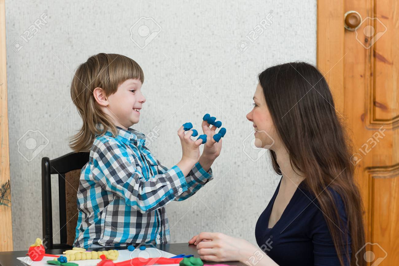 Mutter Und Sohn Zu Hause Aus Ton Geformt Und Zusammen Spielen Die