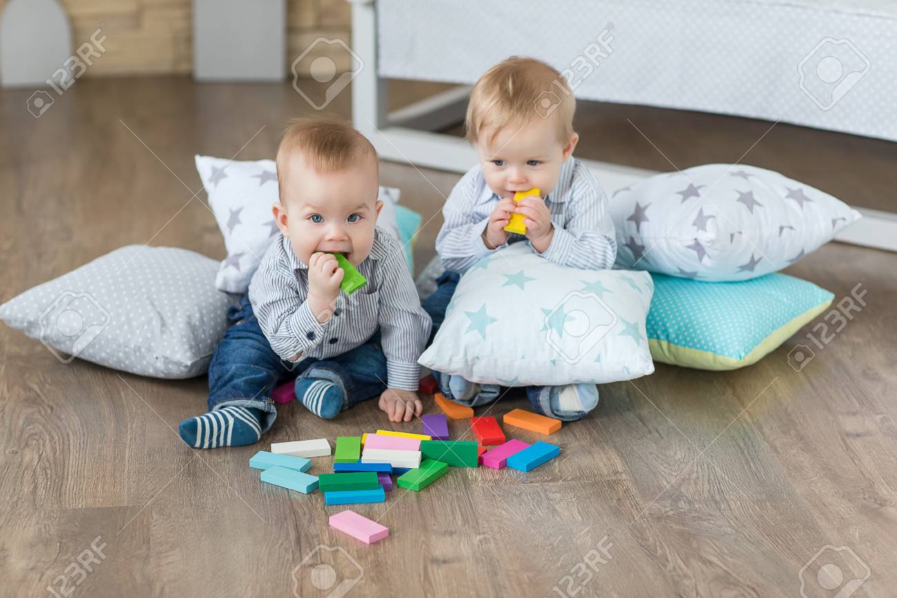 Bebe Garcon Jumeaux Jouant Avec Les Jouets Cubes Et Des En Bois Banque D Images Et Photos Libres De Droits Image