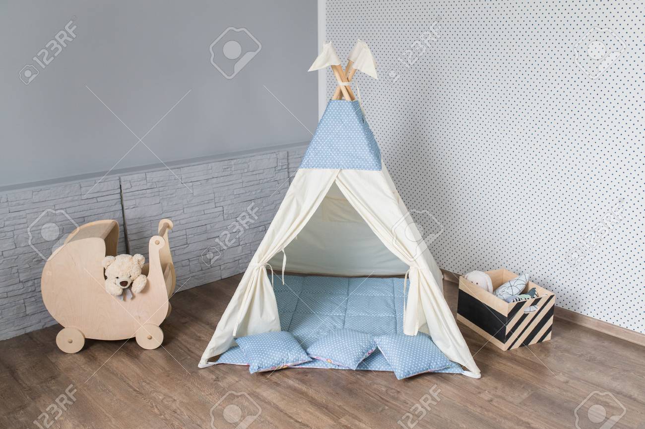 Interior De La Habitacion Del Bebe Brillante Con Un Tipi Fotos Retratos Imagenes Y Fotografia De Archivo Libres De Derecho Image