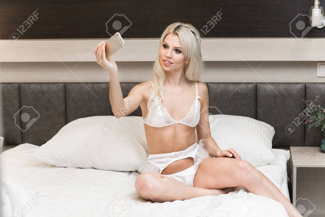 Hermosa Chica En Lencería Uno Mismo En La Cama Fotos, Retratos, Imágenes Fotografía Archivo Libres De Derecho. Image