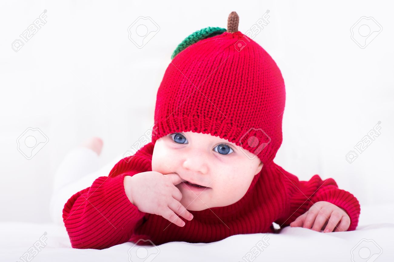 赤いリンゴの帽子で面白い赤ちゃん女の子 の写真素材 画像素材 Image