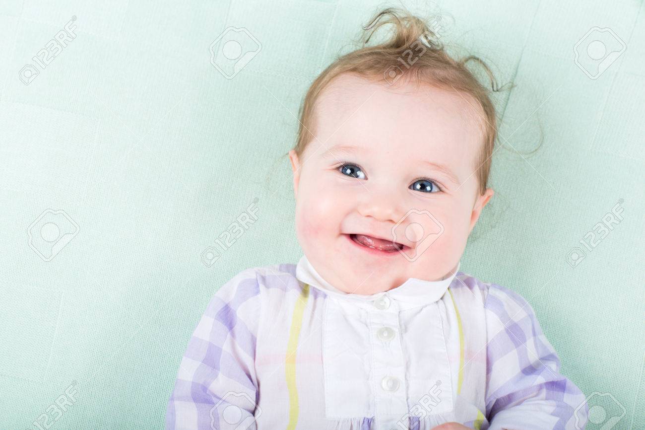 グリーン ニット毛布の上に横になっている紫の服で面白い女の子ベビー の写真素材 画像素材 Image グリーン ニット毛布の上に横になっている紫の服で面白い女の子ベビー の写真素材 画像素材 Image