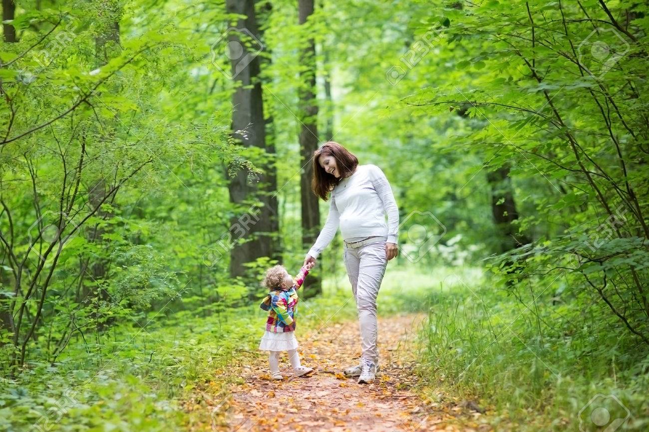Сыны леса. Пешком по лесу. Пара идет по тропинке. Прогулка в лесу. Лесная прогулка.