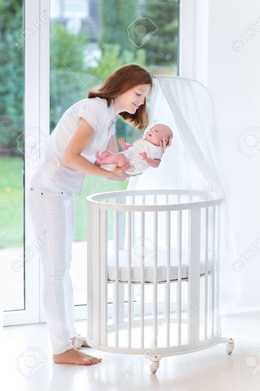 Jeune Mere De Mettre Son Bebe De Dormir Dans Un Lit Rond Blanc Avec Auvent A Cote D Une Grande Fenetre Banque D Images Et Photos Libres De Droits Image 2924 Jeune Mere De Mettre Son Bebe De Dormir Dans Un Lit Rond Blanc Avec Auvent A Cote D Une Grande Fenetre Banque D Images Et Photos Libres De Droits Image 2924