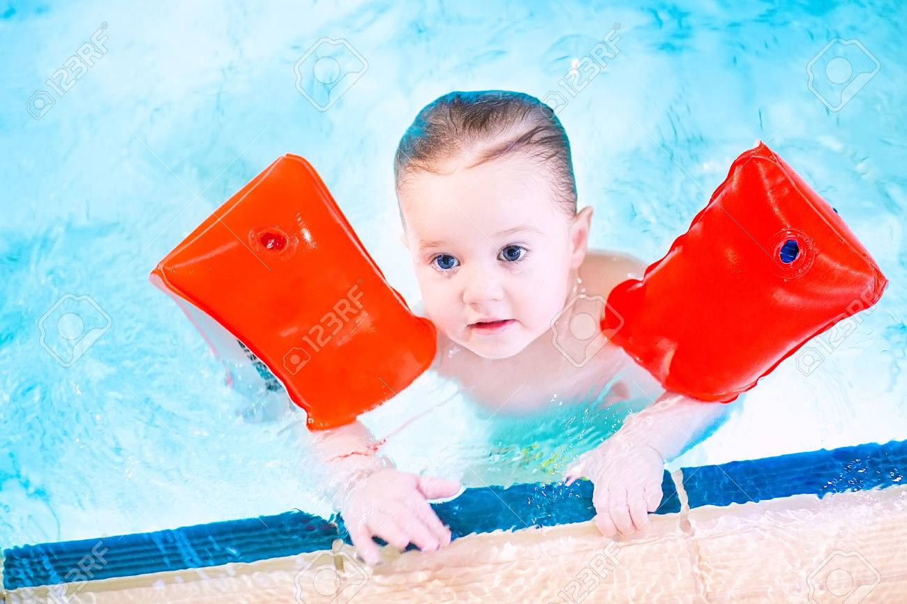 Bebe Mignon S Amuser Dans Une Piscine Arborant Des Brassards Rouges Pour La Securite Dans L Eau Banque D Images Et Photos Libres De Droits Image Bebe Mignon S Amuser Dans Une Piscine Arborant Des Brassards Rouges Pour La Securite Dans L Eau Banque D Images Et Photos Libres De Droits Image
