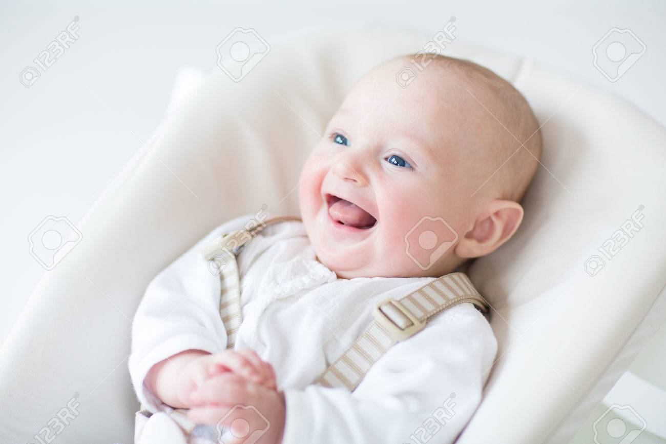 Haute D'attente Pour Chaise Rire Une Garçon Dans Mignon Le Assis Déjeuner Bébé wXiPuOZTk