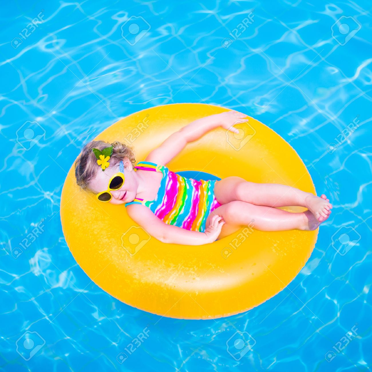 Drole Mignon Petite Fille De Bebe Dans Un Maillot De Bain Et Lunettes De Soleil Colorees De Detente Sur Un Anneau De Jouet Gonflable Flottant Dans Une Piscine Amuser Pendant Les Vacances