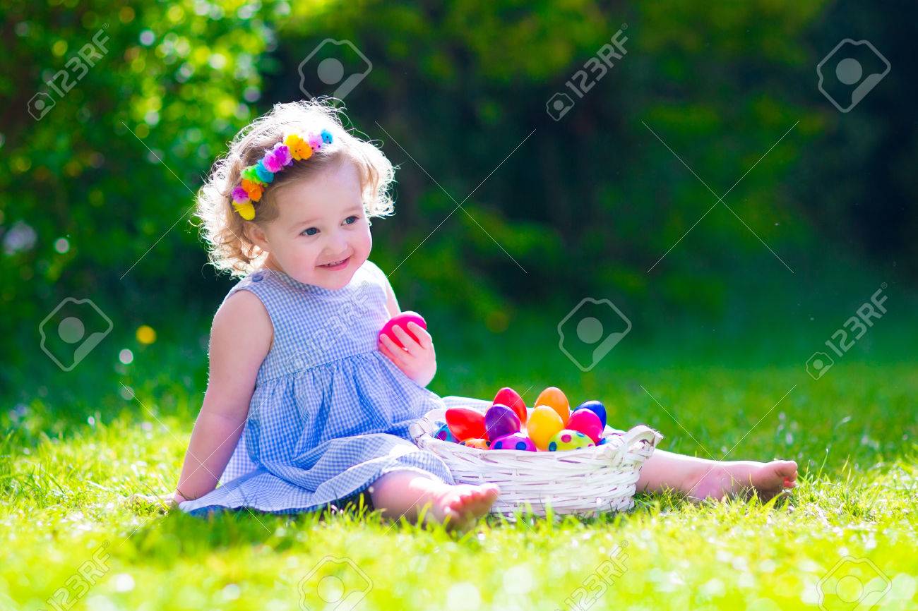 Pretty african toddler with curly hair eating delicious cupcake on summer  field. Little cute child in casual wear enjoying tasty food during picnic  time. photo – Food Image on Unsplash, image size:1300x866