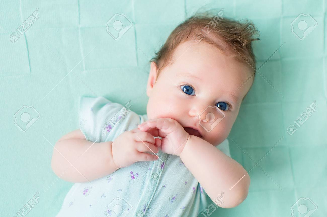 Cute bambina su una coperta a maglia. bambini ritratto. biancheria ...
