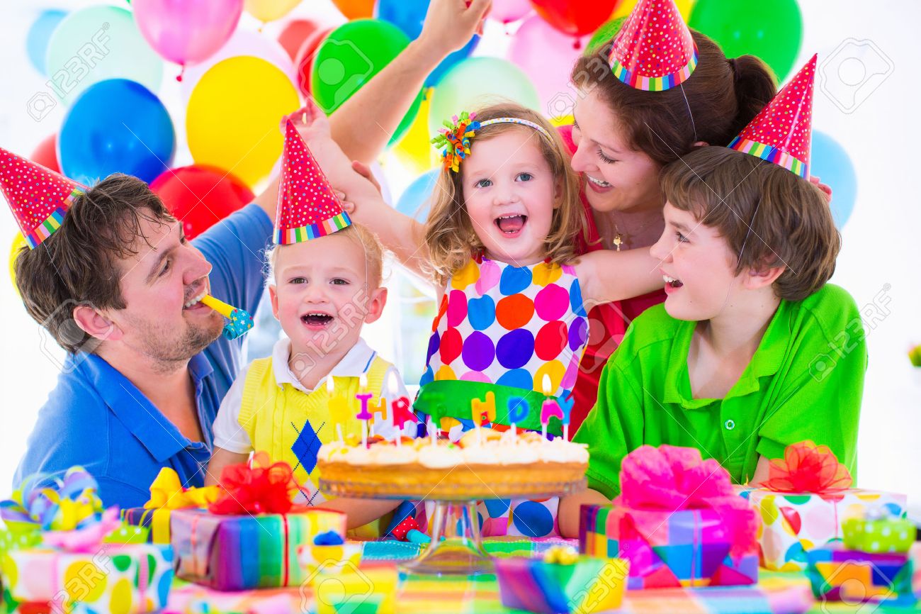 家族祝う子供誕生日おめでとう 両親と 3 人の子供を一緒に祝います 子供パーティーのバルーン装飾 ケーキ キャンドル 現在の箱 男の子のお祝い 幼児の女の子と学校の子供 の写真素材 画像素材 Image 家族祝う子供誕生日おめでとう 両親と 3 人の子供を一緒に祝います 子供パーティーのバルーン装飾 ケーキ キャンドル 現在の箱 男の子のお祝い 幼児の女の子と学校の子供 の写真素材 画像素材 Image