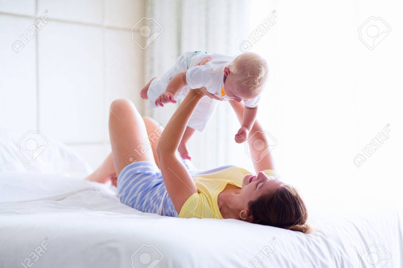 母親と赤ちゃんベッド 彼女の生まれたばかりの息子と遊ぶ若いお母さん 母子家庭で親を一緒に 朝は子供を持つ家族 日当たりの良い寝室で子供と一緒にリラックスした女性 幸福と母性 の写真素材 画像素材 Image 母親と赤ちゃんベッド 彼女の生まれたばかりの息子と遊ぶ若いお母さん 母子家庭で親を一緒に 朝は子供を持つ家族 日当たりの良い寝室で子供と一緒にリラックスした女性 幸福と母性 の写真素材 画像素材 Image