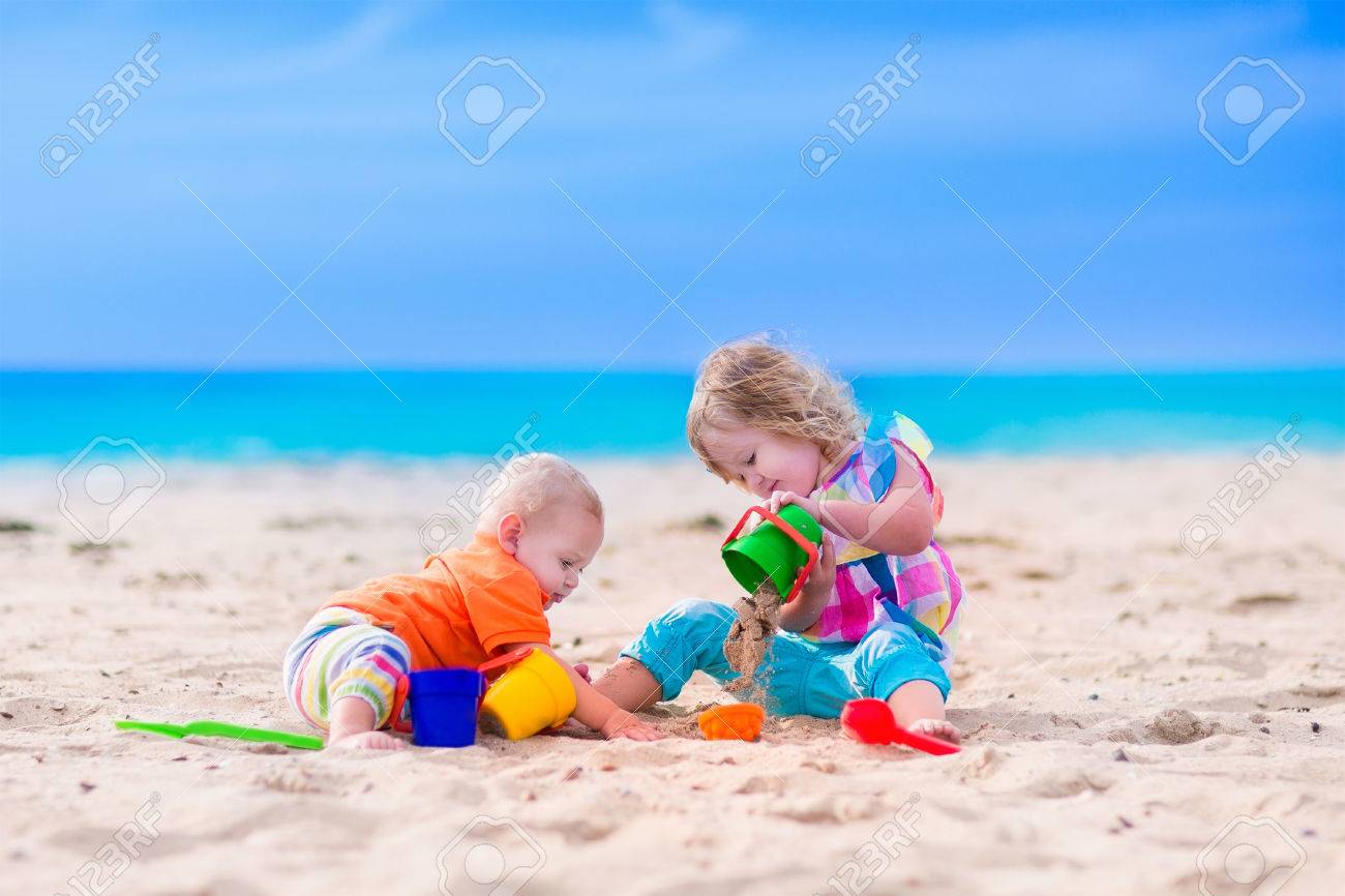 子供たちはビーチで遊ぶ 子供たちは熱帯の島の砂の城を構築します 家族のための夏の水の楽しみ 少年と少女グッズ バケットとスペード海 の海岸で 赤ちゃんや幼児子供と海の休暇 の写真素材 画像素材 Image 子供たちはビーチで遊ぶ 子供たちは熱帯の島の砂の城を構築します 家族のための夏の水の楽しみ 少年と少女グッズ バケットとスペード海 の海岸で 赤ちゃんや幼児子供と海の休暇 の写真素材 画像素材 Image