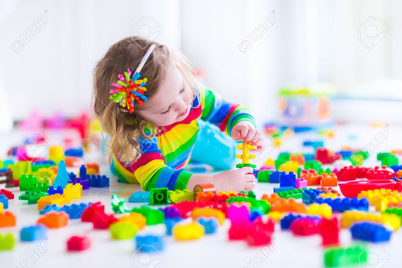 カラフルなおもちゃのブロックと遊ぶ幼児子供 子供は 幼稚園や保育教育のおもちゃで遊ぶ 就学前の子供は プラスチック ブロックの塔を建てます 保育園での幼児子供 の写真素材 画像素材 Image カラフルなおもちゃのブロックと遊ぶ幼児子供 子供は 幼稚園や保育教育のおもちゃで遊ぶ 就学前の子供は プラスチック ブロックの塔を建てます 保育園での幼児子供 の写真素材 画像素材 Image