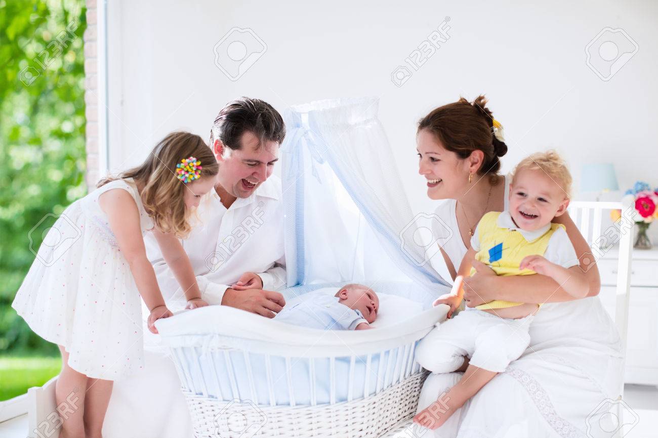 Grande famiglia con quattro bambini in camera da letto bianco ... Culla per letto